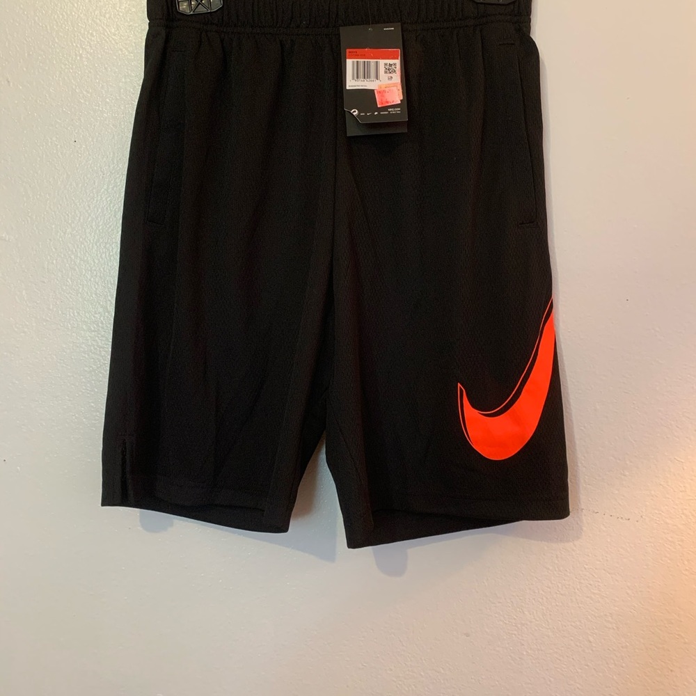 Unisex Nike basketball shorts is L